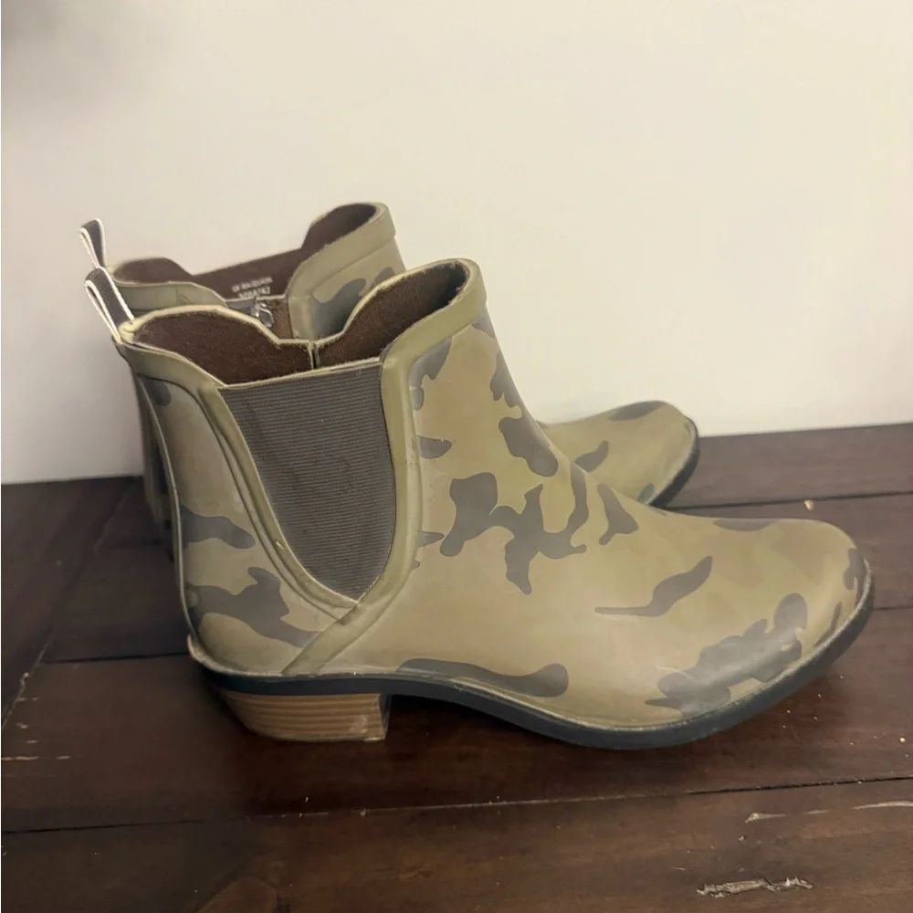 Lucky Brand Women’s Camo Rubber Chelsea Rain Ankle Boots Size 10